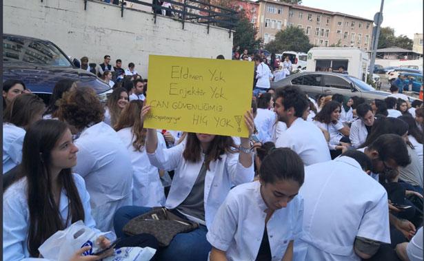 Deprem sonrası Çapa'da endişe: Derslere girmeyerek oturma eylemi başlattılar