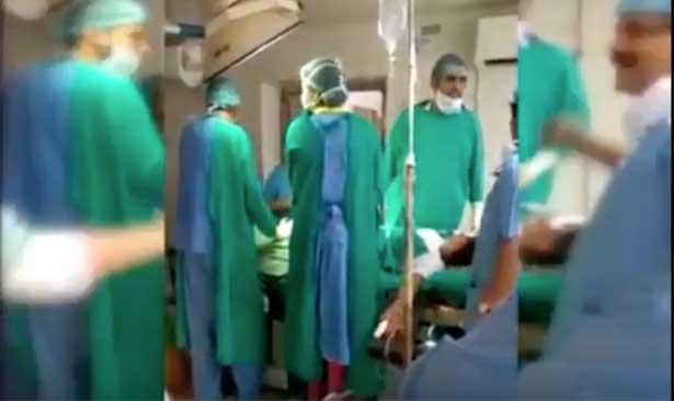 Hindistan'daki cerrahların kavgası bebeğin ölümüne sebep oldu