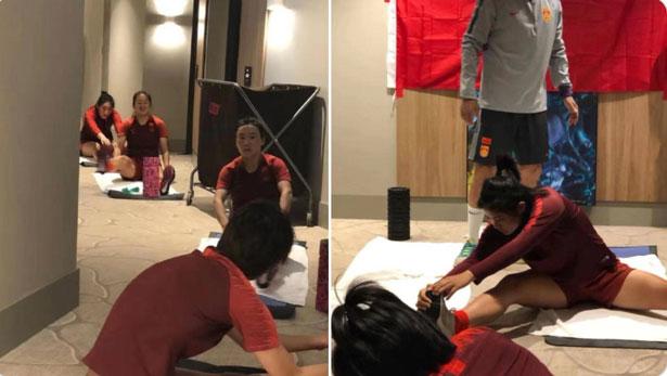 Fikstür de değişti: Karantinaya alınan Çinli kadın futbolcular otel koridorunda antrenman yapmak zorunda kaldı