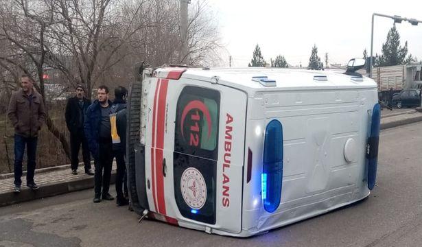 Diyarbakır'da hasta taşıyan ambulans kaza yaptı: 5 yaralı