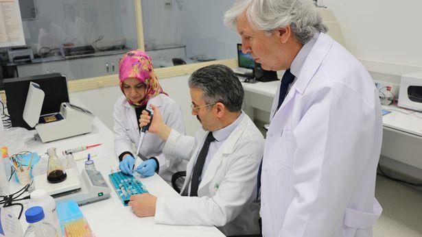 Türk bilim insanları eklem tedavisi için sıvı üretti: 'Japonya'dan ham madde talebi aldık'