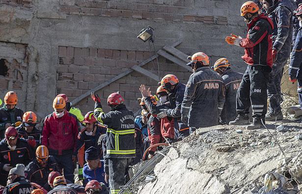 İzmir'de hastane çalışanlarından depremzedelere yardım