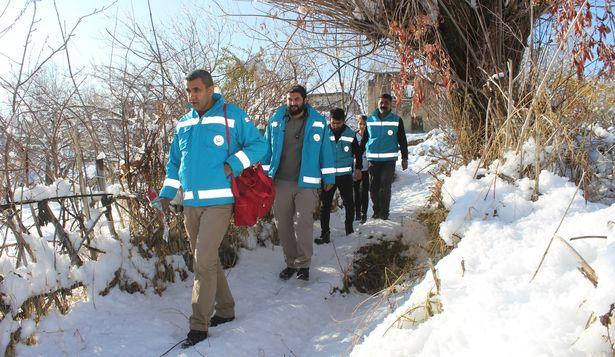 Hakkari'de dağları aşan sağlık hizmeti: Dışarı çıkamayan hastalarına hizmet götürüyor 