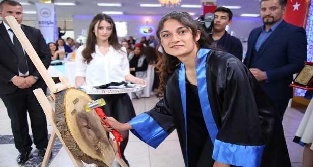Türkiye’nin ilk hemşire yardımcıları mezun oldu