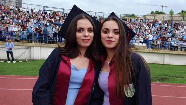22 yıldır ayrılmayan ikizler Hemşirelik Fakültesinden beraber mezun oldu