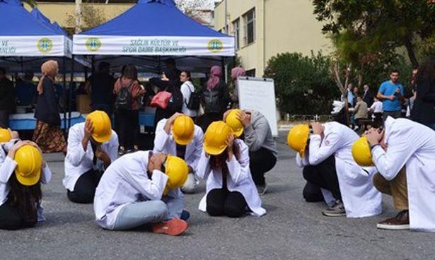 İstanbul Tıp Fakültesi öğrencilerinden deprem protestosu