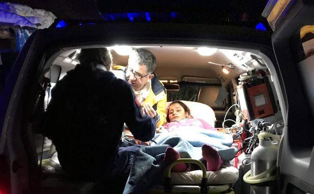 Sağlık çalışanlarının karla mücadelesi: Paletli ambulans ile hastaya ulaştılar