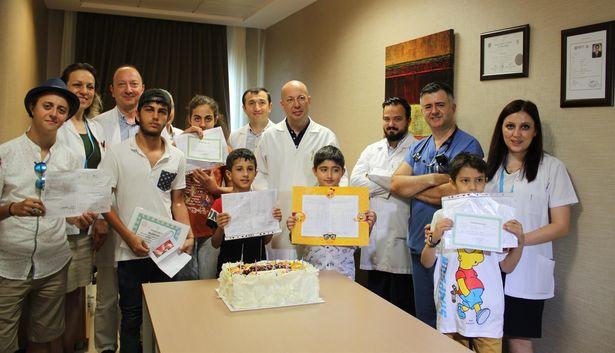 Karaciğer nakli olan çocuklar karne sevincini doktorları ile paylaştı