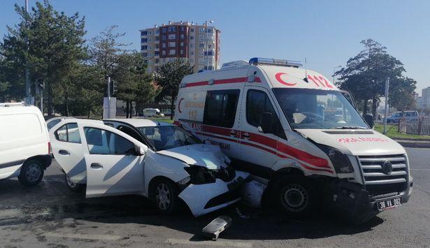 Hasta taşıyan ambulansa otomobil çarptı: 6 yaralı