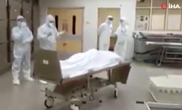 İngiltere'de Kovid-19'dan hayatını kaybeden 2 müslüman doktor için hastanede cenaze namazı kılındı