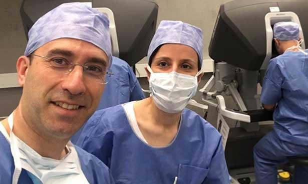 İki Türk doktor, dünyadaki cerrahlara robotik cerrahi öğretiyor
