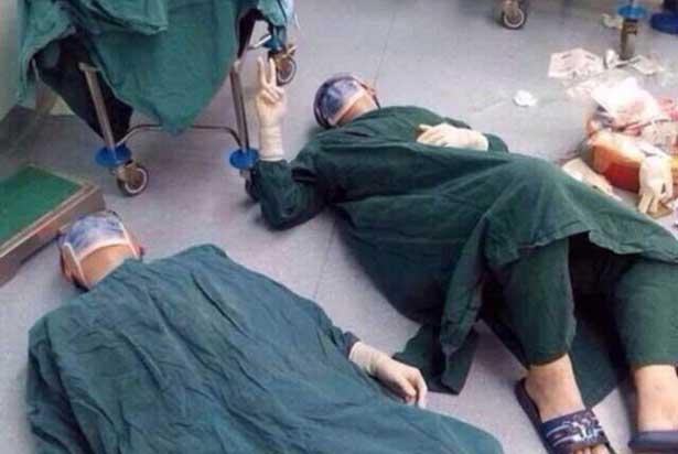 32 Saatlik Ameliyatın Ardından Cerrah Yere Yığıldı - Uyandıklarında Herkesi Şaşırttılar
