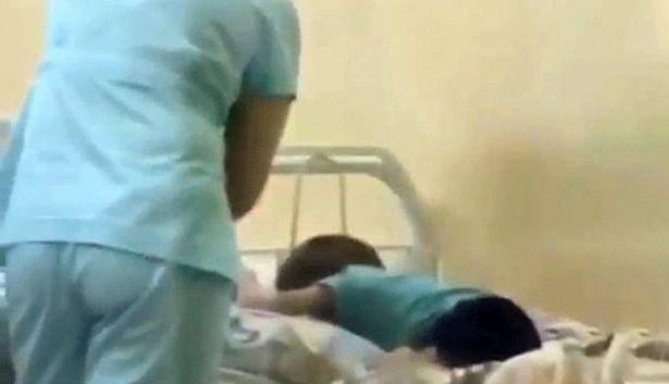 Rusya'da çocuk hastanesinde skandal görüntüler: Yaramazlık yapan çocuğu yatağa bağladı