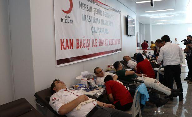 Şehir Hastanesi çalışanları Kızılay'a kan bağışında bulundu