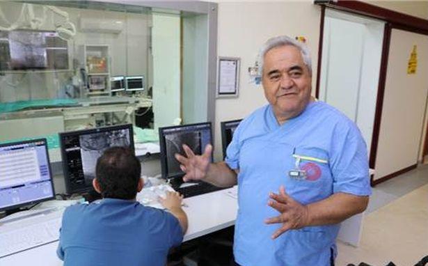 Prof. Dr. Özgül damar tıkanıklığı tedavisindeki detayları hekim arkadaşları ile paylaşıyor 