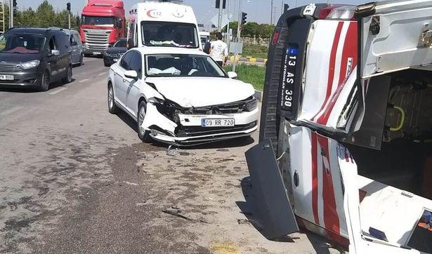 Ambulans ile otomobil çarpıştı: Sağlık personelleri ve hasta yaralandı