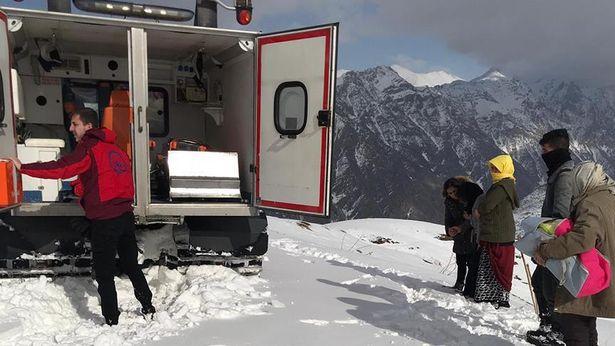 Sağlık ekiplerinin 7 saatlik ulaşım çabası: Karla kaplı uçurumu paletli ambulans ile geçtiler