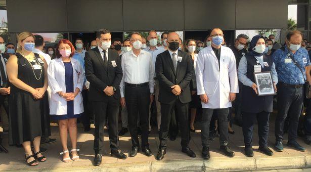 Koronavirüse yenilen Dr. Halil İbrahim Varan için hastane önünde tören düzenlendi