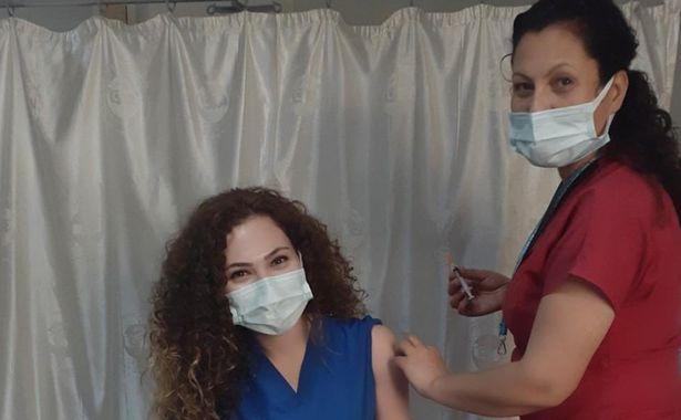 Hemşire anne, kendisi gibi sağlık çalışanı olan kızının Kovid-19 aşısını yaptı