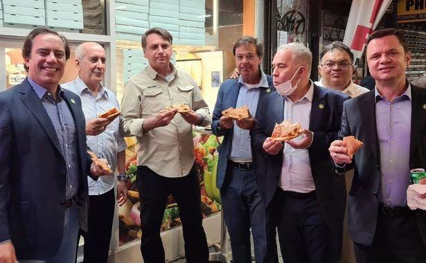 Aşı olmadığı için pizzacıya alınmayan Brezilya Devlet Başkanı kaldırımda pizza yedi
