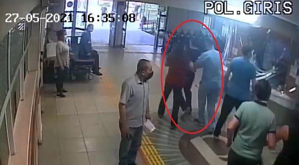 Doktor Ertan İskender'in bıçaklı saldırıya uğradığı anın görüntüleri ortaya çıktı: Güvenliklerin gözü önünde yaşanmış