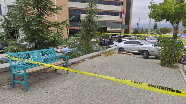 Denizli'de hastane bahçesinde oturan doktor bıçaklı saldırıya uğradı