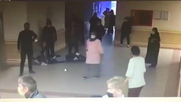 Kocaeli'de hastanenin güvenlik personeli, hemşireyi korumak isterken saldırıya uğradı