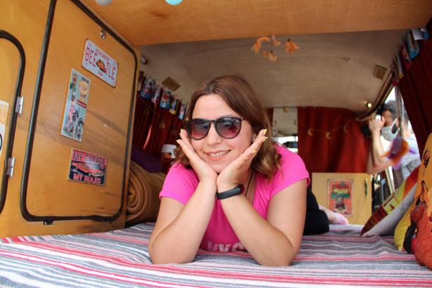 Genç hemşire klasik otomobil ile karavan hayalini birleştirdi, evi karavanı oldu