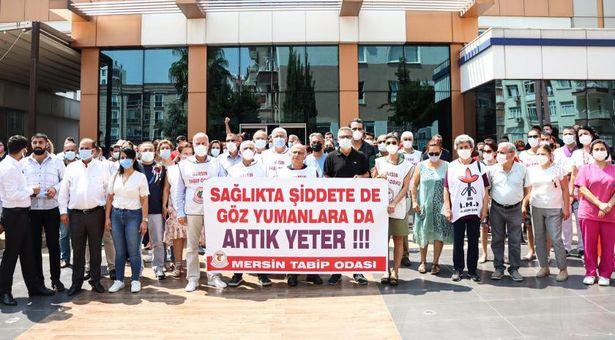 Mersin'de sağlık çalışanları meslektaşlarının darp edilmesini protesto etti