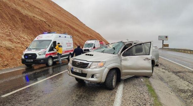 Şırnak'ta koronavirüs salgınında kullanılan malzemeleri almaya giden sağlık personelleri kaza geçirdi: 4 yaralı
