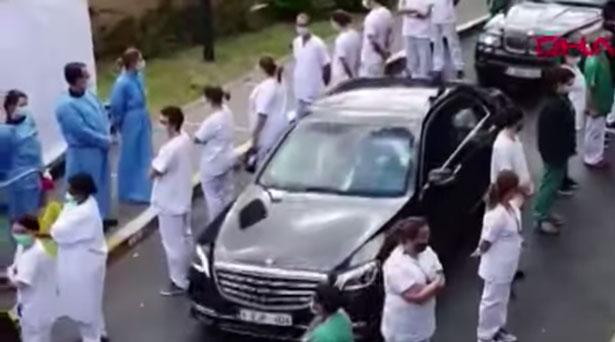 Başbakan hastaneye girerken sağlık çalışanları sırtını dönerek protesto etti