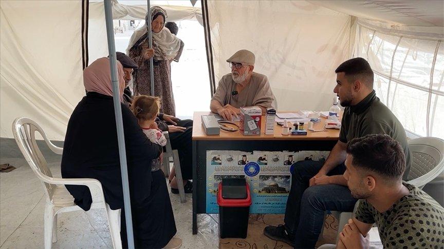 Filistinli doktor, Refah'ta kurduğu çadır muayenehanede sağlık hizmeti veriyor