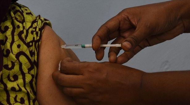 Hindistan'da COVID-19 aşısı olan 447 kişide yan etki görüldü 