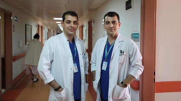 33 yıldır hiç ayrılmayan ikiz doktor kardeşler, iki bedende tek bir hayatı yaşıyor