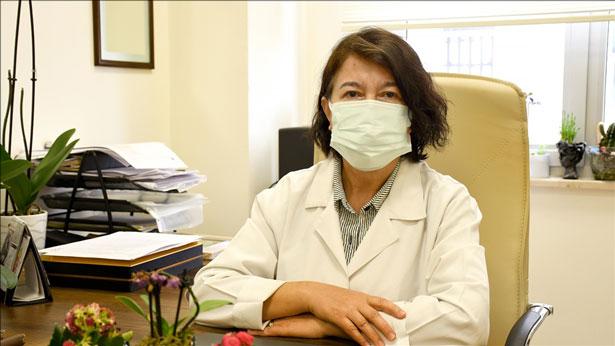 Prof. Dr. Çelikbaş: iki doz aşı olanlar yakalansa da hafif geçiriyor
