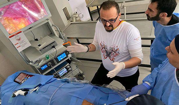 Türk hekimden meslektaşlarına izsiz tiroit ameliyatı eğitimi