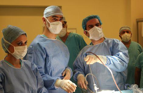 Dünyaca ünlü cerrahlar İstanbul'da: Canlı yayında karaciğer kanseri ameliyatında ultrasonografi kullanımı