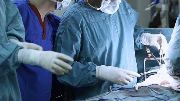 Kovid-19 hastasına ilk kez canlı donörlerden akciğer doku nakli yapıldı