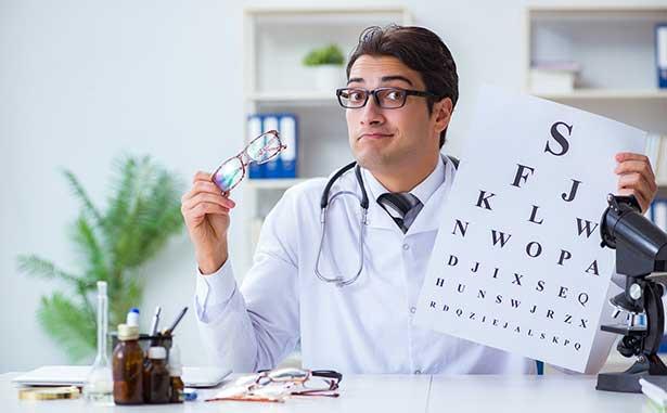 Bu araştırma doktorların neden gözlüklü olduğunu açıklıyor!