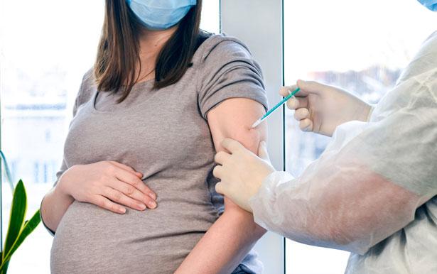 Aşı olmayan hamileler hem kendilerini hem de bebeklerini riske atıyor